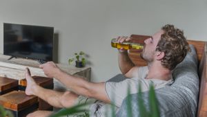 Screen Time, Diet, and Alcohol: The Triple Threat To Your Liver And Eyes