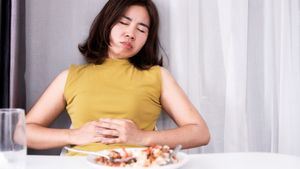 Why Some People Feel Sleepy Immediately After Eating, Expert Explains