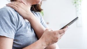 The Silent Impact of Phone Use on Your Spine: What Your Neck Is Trying to Tell You