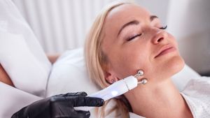 Should You Start Anti-Ageing Treatments In Your 20s? Here's What A Dermatologist Says