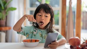 The Screen–Snack Connection: Expert Explains How Screen Time Changes Kids' Eating