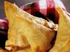 ಚಳಿಯಲ್ಲಿ ತಿನ್ನಿ ಬಿಸಿಬಿಸಿ ಹೆಸರುಬೇಳೆ ಸಮೋಸ