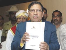 ಇದ್ಯಾವ ನ್ಯಾಯ, ನ್ಯಾ.ನಿಟ್ಟೆ ಸಂತೋಷ್ ಹೆಗಡೆ ಅವರೇ, ಉತ್ತರಿಸಿ... 