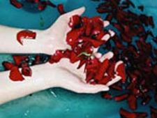 ನಿಮ್ಮ ತ್ವಚೆ ಮಿರುಗುತ್ತೆ ರೋಸ್ ವಾಟರ್ ನಿಂದ