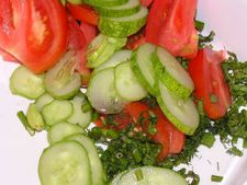 ಟೊಮೆಟೊ-ಸೌತೆ ಸಲಾಡ್ ಹಸಿಯಾಗಿ ತಿನ್ನಿ 