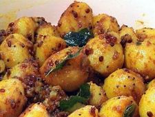 ರೊಟ್ಟಿಯೊಂದಿಗೆ  ಆಲೂ ಸಬ್ಜಿ ರುಚಿ ನೋಡಿ