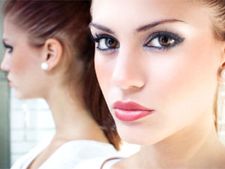 ಪಾರ್ಟಿಗಳಲ್ಲಿ ಆಕರ್ಷಕವಾಗಿ ಕಾಣಲು ಶಿಮ್ಮರ್ ಮೇಕಪ್ 