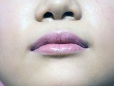 ಸುಂದರಿಗೆ ಕಸಿವಿಸಿ ತರುವ ಸಣ್ಣ ಮೀಸೆ