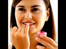 ಅಂದ ಹೆಚ್ಚಿಸುವ ಮೇಕಪ್ ನಿಂದ ಆರೋಗ್ಯಕ್ಕೆ ಅಪಾಯ!