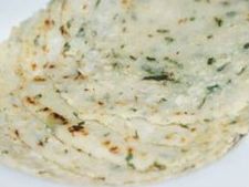 ಬೆಣ್ಣೆ ಜೊತೆ ಸವೆಯಿರಿ ಬಿಸಿಯಾದ ರವೆ ರೊಟ್ಟಿ