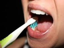 ಹಲ್ಲುಜ್ಜುವಾಗ ಮಾಡುವ 7 ತಪ್ಪುಗಳು!