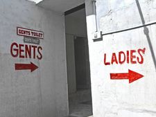 ಮನೇಲಿ ಟಾಯ್ಲೆಟ್ ಇಲ್ಲದಿದ್ದರೂ ಕೈಲಿ ಮೊಬೈಲ್!