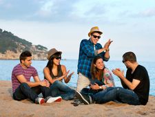 ಪ್ರೇಮಿಗಳೇ, ಫ್ರೆಂಡ್ಸ್ ಎದುರು ಹೀಗೆ ವರ್ತಿಸದಿರಿ