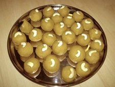 ಎಳ್ಳು, ಕೊಬ್ಬರಿ  ಹಾಕಿ  ಮಾಡುವ  ಲಡ್ಡು 