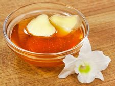 ಹೊಳೆಯುವ ಕೂದಲು ನಿಮ್ಮದಾಗಳು 8 ಮನೆ ಮದ್ದು