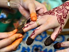 ಕಳೆಗುಂದಿದ ಮೆಹೆಂದಿ ಬಣ್ಣವನ್ನು ನಿವಾರಿಸಲು ಸರಳ ಟಿಪ್ಸ್