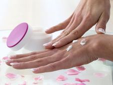 ಶ್ರಮ ಪಡುವ ಕೈಗಳಿಗೆ ಮನೆಮದ್ದಿನ ಆರೈಕೆ...