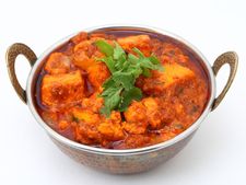 ಪನ್ನೀರ್-ಚಿಕನ್ ಗ್ರೇವಿ, ಸ್ವಲ್ಪ ಖಾರ, ಸಕತ್ ರುಚಿ