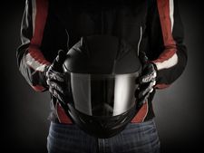 ಹೆಲ್ಮೆಟ್‌ನೊಳಗೊಂದು ಸೌಂದರ್ಯ ರಹಸ್ಯ..