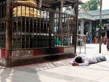 ಸಾಷ್ಟಾಂಗ ನಮಸ್ಕಾರ ಮಾಡಿ ದೇವರ ದಯೆ ಪಡೆಯಿರಿ 