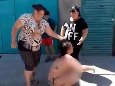 ಮನೆ ಕೆಲಸದಾಕೆಗೆ ಬಿತ್ತು ನಡು ರಸ್ತೆಯಲ್ಲಿಯೇ ಗೂಸಾ!! ವಿಡಿಯೋ ವೈರಲ್