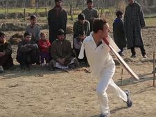 ಈತನಿಗೆ ಎರಡೂ ಕೈಗಳು ಇಲ್ಲ, ಆದರೂ ಕ್ರಿಕೆಟ್ ಆಡುತ್ತಾನೆ!!