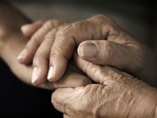 ಮನೆಯ ಉತ್ಪನ್ನಕ್ಕೆ ಶರಣಾಗಿ ಕೈಗಳ ಸುಕ್ಕನ್ನು ತೆಗೆಯಿರಿ...