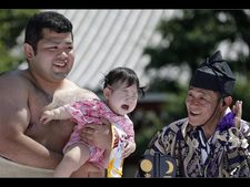 ವಿಚಿತ್ರ ಹಬ್ಬ: ಇಲ್ಲಿ ಮಗು ಅತ್ತರೆ ಇವರಿಗೆ-ಹಾಲು ಕುಡಿದಷ್ಟೇ ಸಂತಸ! 