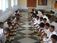 ಡೈನಿಂಗ್ ಟೇಬಲ್ ಬಿಟ್ಟುಬಿಡಿ-ನೆಲದ ಮೇಲೆ ಕುಳಿತು ಊಟ ಮಾಡಿ! 