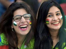  ಭಾರತ-ಪಾಕ್ ಫೈನಲ್ ಪಂದ್ಯದಲ್ಲಿ ಮಿಂಚು ಹರಿಸಿದ ಪಾಕಿಸ್ತಾನದ ಸುಂದರಿಯರು!  