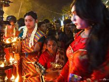 ಇಲ್ಲಿ ಪುರುಷರು ಸೀರೆಯುಟ್ಟು, ಕೈಗೆ ಬಳೆ ಹಾಕಿ ದೇವಿಗೆ ಪೂಜೆ ಮಾಡುತ್ತಾರೆ!  