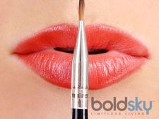 ಲಿಪ್‍ಸ್ಟಿಕ್ ಬಣ್ಣ ಹಾಗೇ ಉಳಿಯಬೇಕೆಂದರೆ ಇಲ್ಲಿದೆ ನೋಡಿ ಸುಲಭ ಉಪಾಯ...	