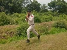 400 ಮಕ್ಕಳ ಪ್ರಾಣ ರಕ್ಷಿಸಲು, 1 ಕಿ.ಮೀ ಬಾಂಬ್ ಹಿಡಿದು ಓಡಿದ ಧೀರ ಪೋಲೀಸ್! 