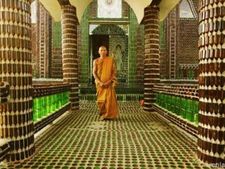 ಇದು ಖಾಲಿ ಬಿಯರ್ ಬಾಟಲ್‌ಗಳಿಂದ ನಿರ್ಮಿಸಲಾದ ದೇವಾಲಯ!! 