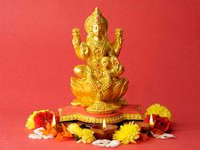 ಲಕ್ಷ್ಮೀ ದೇವಿಯನ್ನು ಒಲಿಸಿಕೊಳ್ಳಲು ಹೆಚ್ಚು ಶಕ್ತಿಶಾಲಿ ಮಂತ್ರಗಳು  