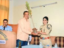 ಪೊಲೀಸ್ ಕೆಲಸದಲ್ಲಿ ಮಹಿಳೆಯರಾಗಿ ಮಿಂಚಿದ ವೀರ ವನಿತೆಯರು	