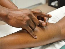 ಈ ಮಹಿಳೆಯ ಕಾಲಿನಿಂದ ಸೂಜಿ, ಸಿರಿಂಜಿನ ಮುಳ್ಳು, ಪಿನ್ನುಗಳು ಹೊರಬರುತ್ತಿವೆ!