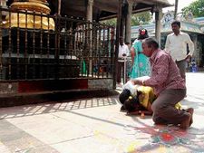 ಅಷ್ಟಕ್ಕೂ ಮಹಿಳೆಯರು ಸಾಷ್ಟಾಂಗ ನಮಸ್ಕಾರ ಮಾಡಬಾರದೇ?