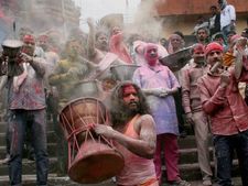 ವಾರಣಾಸಿಯಲ್ಲಿ ಹೋಳಿ ಹಬ್ಬ ಎಲ್ಲರೂ ಸ್ಮಶಾನದಲ್ಲಿ ಆಚರಿಸುತ್ತಾರಂತೆ!! 