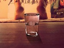 ರಾತ್ರಿ ಮಂಚದ ಕೆಳಗಡೆ ಒಂದು ಲೋಟ ನೀರು ಇಟ್ಟು ಮಲಗಿ- ನಕಾರಾತ್ಮಕ ಶಕ್ತಿ ದೂರವಾಗುವುದು 