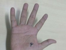 ಅಂಗೈಯಲ್ಲಿ 'V' ಗುರುತಿನ ಚಿಹ್ನೆ ಇದೆಯೇ? ಏನಿದರ ಅರ್ಥ ಗೊತ್ತೇ?  