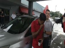 ಕೆಲಸದ ಮೊದಲ ದಿನ 14 ಮೈಲಿ ನಡೆದ ವ್ಯಕ್ತಿಗೆ ಕಂಪೆನಿ ಸಿಇಓನಿಂದ ಕಾರು ಉಡುಗೊರೆ! 