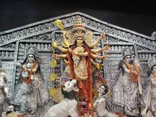 ನವರಾತ್ರಿಯ 4ನೇ ದಿನ: ಕೂಷ್ಮಾಂಡಾ ದೇವಿಯ ಆರಾಧನೆ ಮಾಡುವಾಗ ಈ ಮಂತ್ರ ತಪ್ಪದೆ ಪಠಿಸಿ