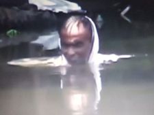 ಈ 65 ವರ್ಷದ ವೃದ್ಧೆ ಕೆರೆಯ ನೀರಿನಲ್ಲಿಯೇ ಕುಳಿತು ಜೀವನ ಸಾಗಿಸುತ್ತಿದ್ದಾರಂತೆ! 