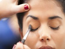 ನಕಲಿ ಫ್ರೆಕ್ಲೆಸ್‌ ಮೇಕಪ್‌ನಿಂದ ಮುಖದ ಕಾಂತಿ ಹೆಚ್ಚಿಸಿ!   