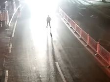 ಕುಡಿದ ಮತ್ತಿನಲ್ಲಿ ರಸ್ತೆ ಮಧ್ಯೆ ನಿಂತುಕೊಂಡು ಪತ್ನಿಯ ಪ್ರೀತಿ ಪರೀಕ್ಷಿಸಿದ ಪತಿ! 