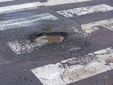 ವ್ಯಕ್ತಿಯ ಜೀವ ಉಳಿಸಿದ ರಸ್ತೆ ಗುಂಡಿ!