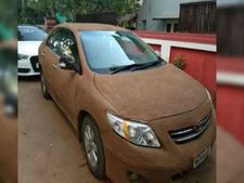 ತನ್ನ ಕಾರನ್ನು ತಂಪಾಗಿಡಲು ಸೆಗಣಿ ಸಾರಿಸಿಕೊಂಡು ಮಹಿಳೆ  