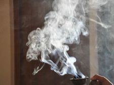 ನಿಮ್ಮ ಕೊಠಡಿಯಲ್ಲಿನ ಸಿಗರೇಟ್ ವಾಸನೆಯನ್ನು ನಿಯಂತ್ರಿಸುವುದು ಹೇಗೆ?