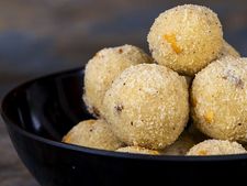 ಶ್ರೀ ಕೃಷ್ಣನಿಗೆ ನೈವೇದ್ಯಕ್ಕೆ ರವೆ ಉಂಡೆ ರೆಸಿಪಿ